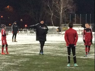 Mikkel Søndergaard i en taktisk træning med U14